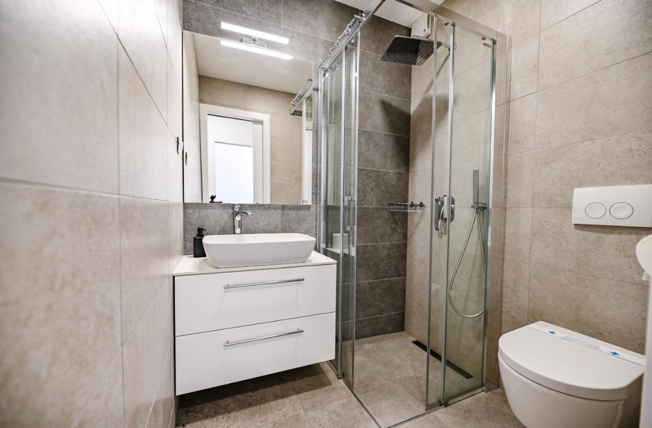 Apartment Flori With Sea View Малинска Экстерьер фото