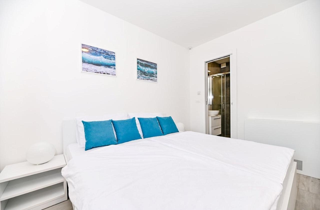 Apartment Flori With Sea View Малинска Экстерьер фото